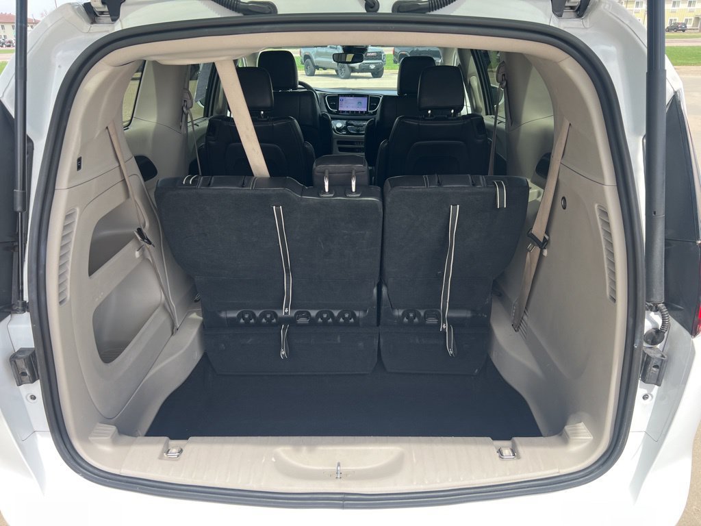 Used 2022 Chrysler Pacifica Touring-L FWD image 14