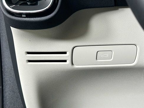 Used 2025 Volvo XC40 B5 Plus w/ Climate Package image 10