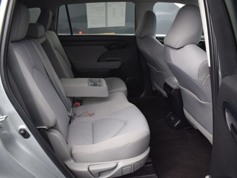 Used 2023 Toyota Highlander LE AWD/4WD image 11