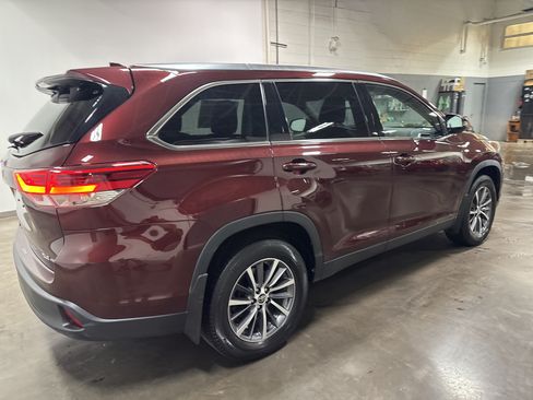 Used 2019 Toyota Highlander XLE AWD/4WD image 3