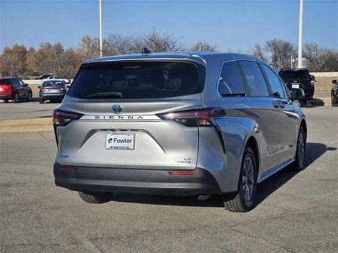 Used 2024 Toyota Sienna LE image 5