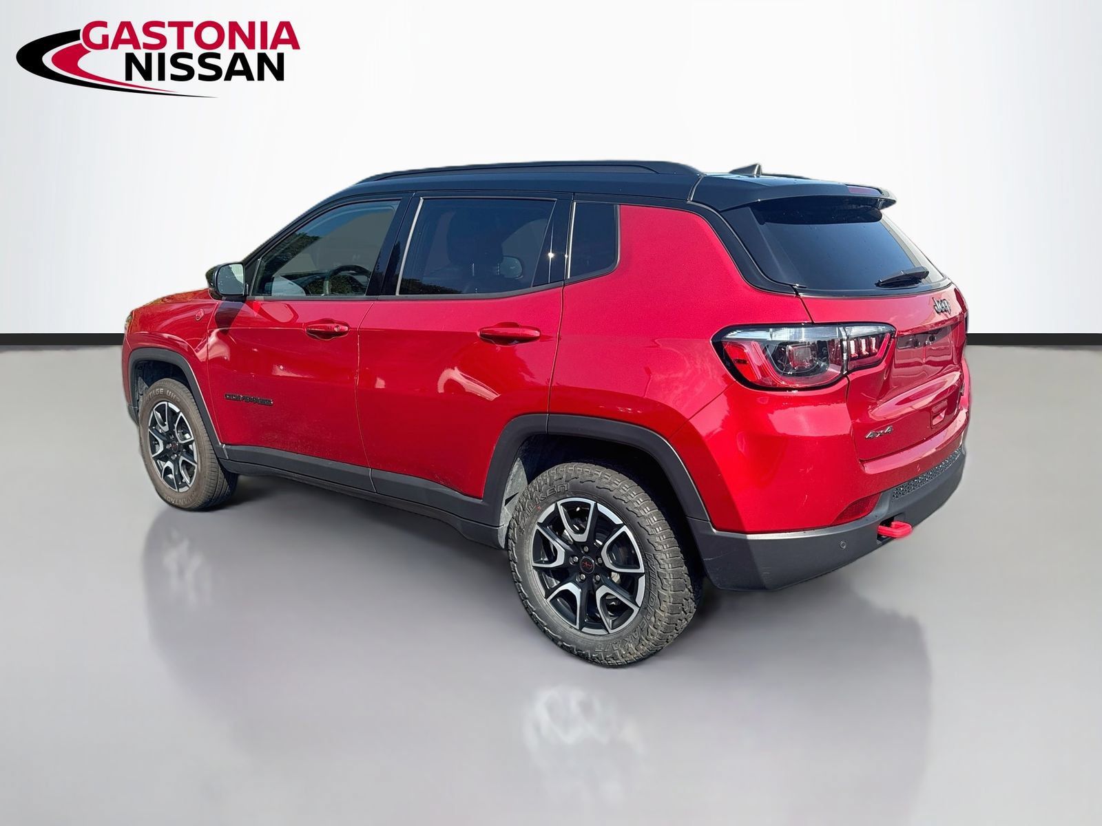 Used 2025 Jeep Compass Trailhawk AWD/4WD image 6