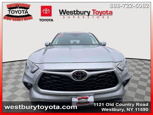 Used 2023 Toyota Highlander XLE image 3