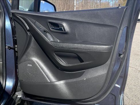 Used 2019 Chevrolet Trax LT w/ Sun & Sound Package image 11