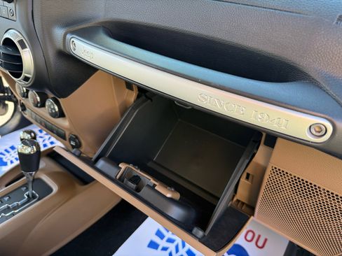 Used 2018 Jeep Wrangler Unlimited Rubicon w/ Connectivity Group image 30