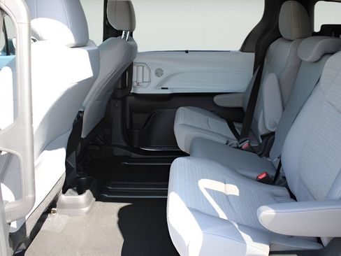 Used 2026 Toyota Sienna LE FWD image 19