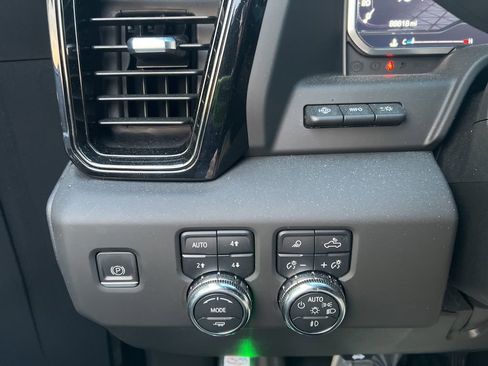 Used 2024 GMC Sierra 2500 AT4 w/ AT4 Premium Plus Package image 3