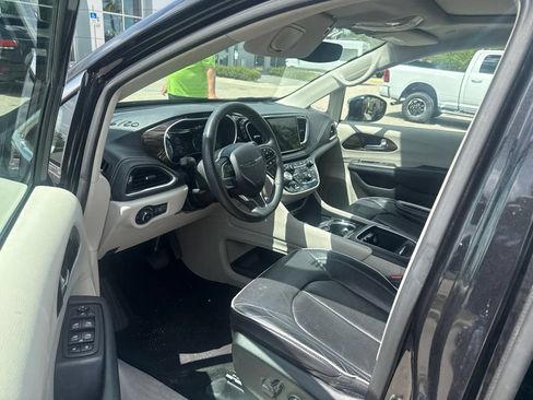 Used 2023 Chrysler Pacifica Limited FWD image 6