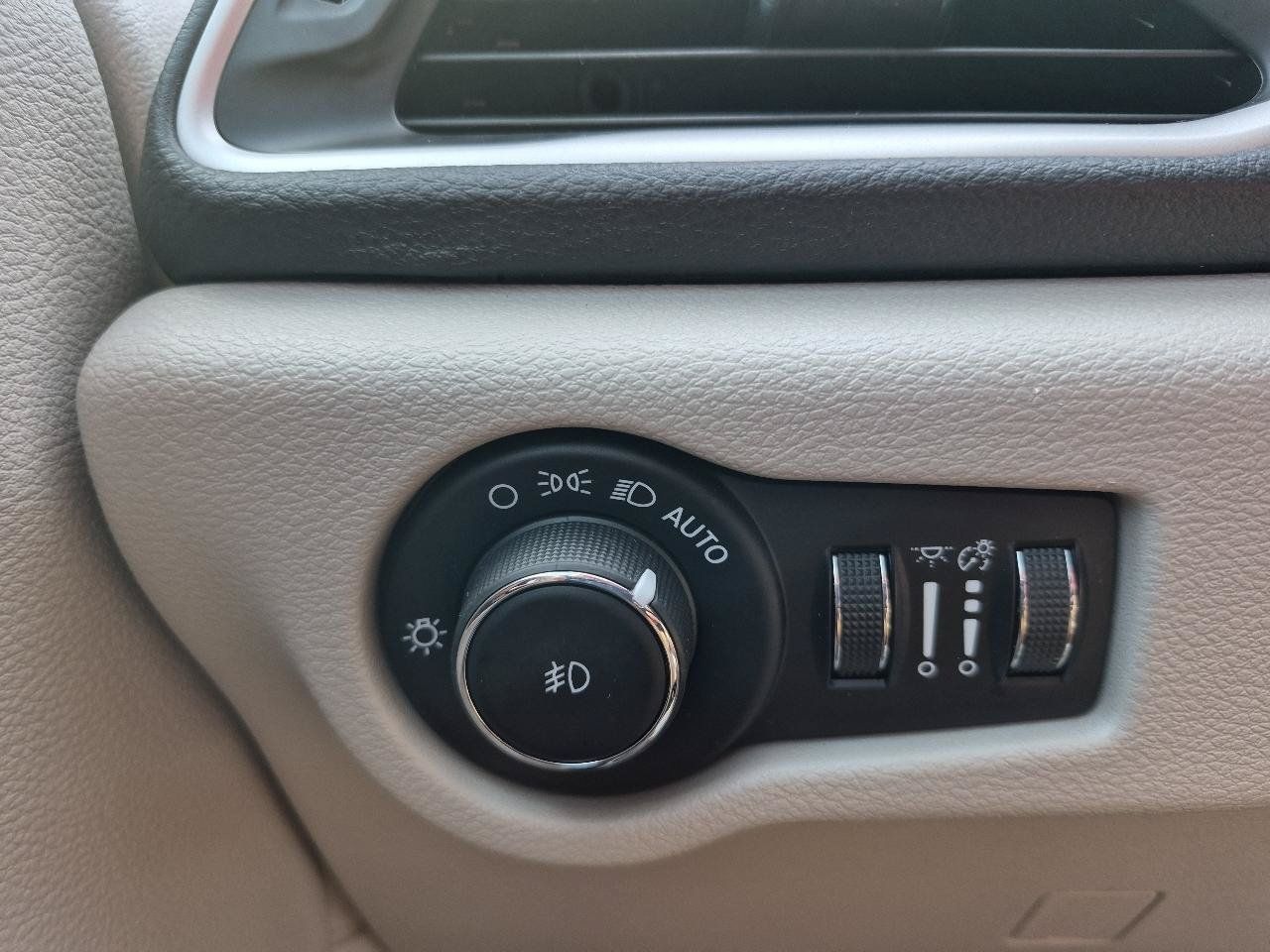 Used 2021 Chrysler Pacifica Touring-L FWD image 17