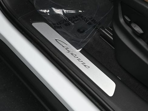 Used 2025 Porsche Cayenne E-Hybrid AWD/4WD image 15