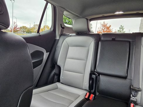 Used 2024 GMC Terrain SLT image 24