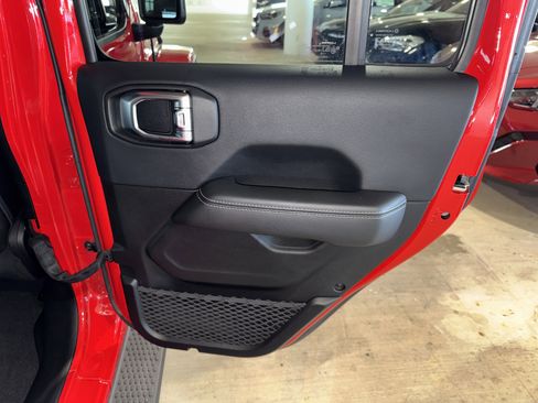 Used 2018 Jeep Wrangler Unlimited Sahara image 11