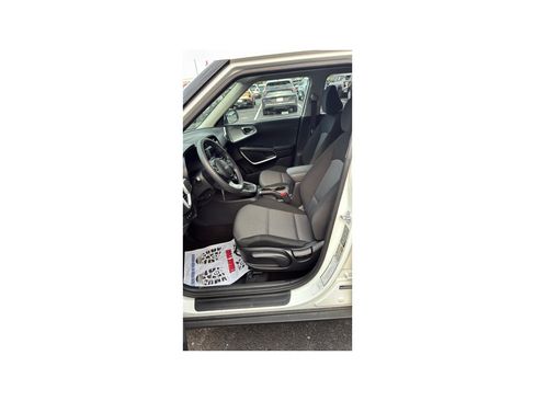 Used 2025 Kia Soul LX w/ LX Technology Package FWD image 11