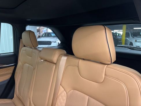 Used 2025 Jeep Grand Cherokee Summit image 10