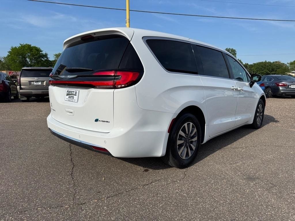 Used 2024 Chrysler Pacifica Limited FWD image 4