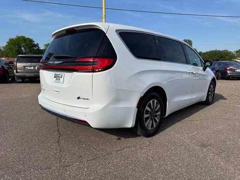 Used 2024 Chrysler Pacifica Limited FWD image 4