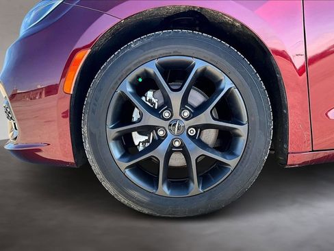 Used 2021 Chrysler Pacifica Touring-L w/ Uconnect Theater Family Group image 32