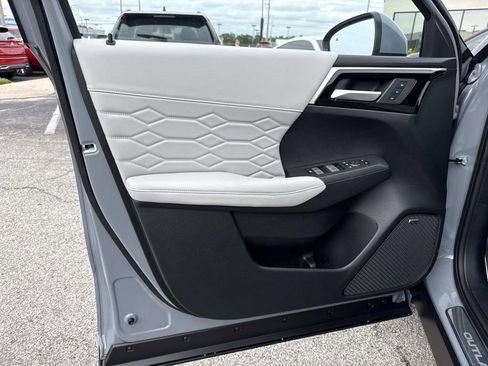 New 2026 Mitsubishi Outlander SEL image 18