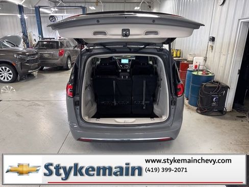 Used 2022 Chrysler Pacifica Touring-L image 13