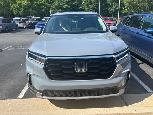 Used 2025 Honda Pilot Touring image 3