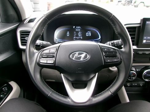 Used 2024 Hyundai Venue SEL image 9