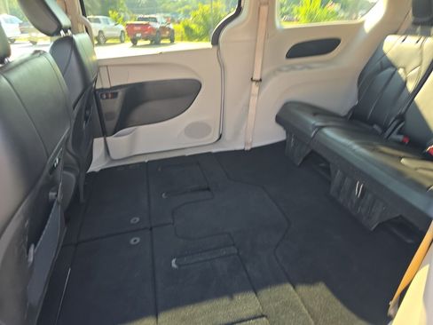 Used 2023 Chrysler Pacifica Touring-L FWD image 9