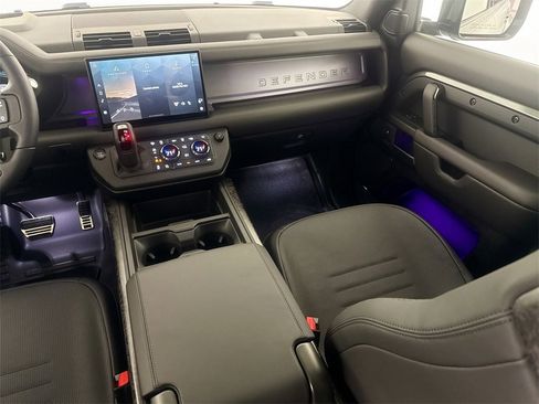 Used 2025 Land Rover Defender 110 image 23