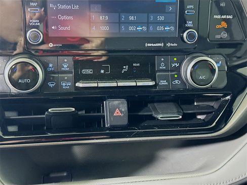 Used 2021 Toyota Highlander XLE image 27