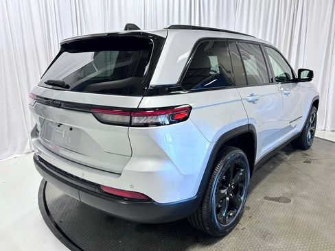 Used 2024 Jeep Grand Cherokee Altitude image 30