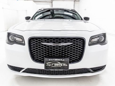 Used 2023 Chrysler 300 Touring w/ Sport Appearance Package RWD image 4