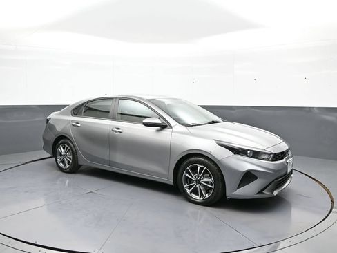 Used 2022 Kia Forte LXS w/ LXS Technology Package FWD image 4