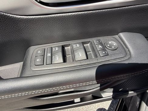 Used 2025 Chrysler Pacifica Limited FWD image 13
