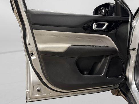 Used 2025 Jeep Compass Limited image 16