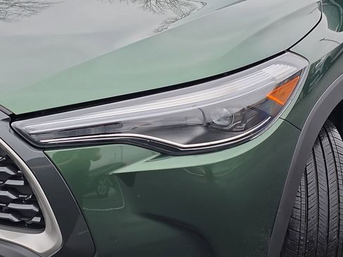 Used 2025 Toyota Corolla Cross XLE w/ Convenience Package image 31