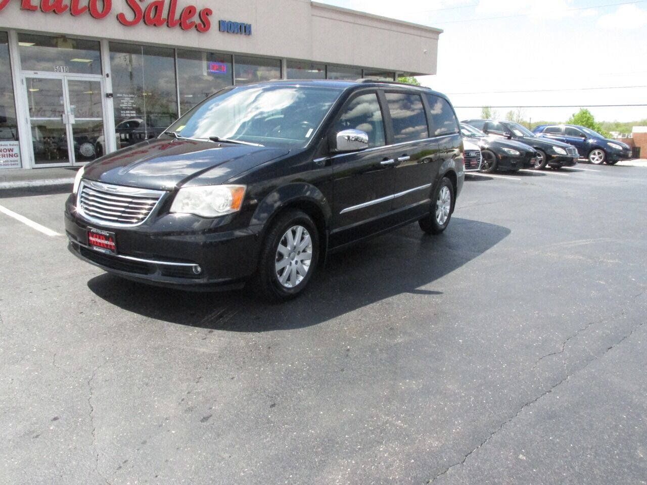 Used 2012 Chrysler Town & Country Touring-L w/ Driver Convenience Group FWD image 4