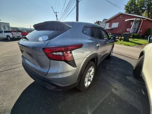 Used 2025 Chevrolet Trax LS w/ LS Convenience Package FWD image 7