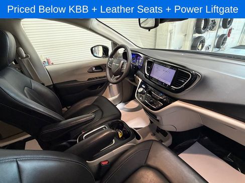 Used 2024 Chrysler Pacifica Touring-L FWD image 23