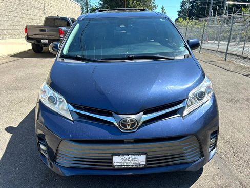 Used 2018 Toyota Sienna XLE image 2