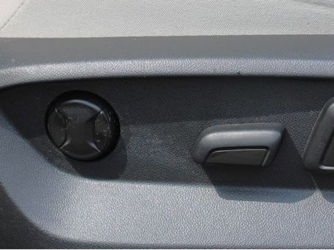 Used 2018 Volkswagen Tiguan SE image 31