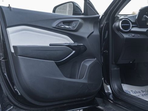 Used 2025 Chevrolet Trax LT w/ LT Convenience Package image 32