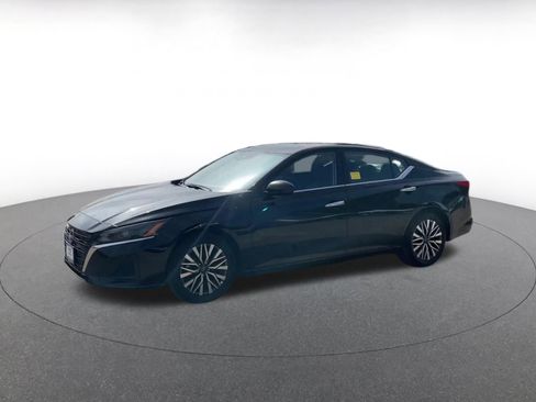 Used 2025 Nissan Altima 2.5 SV image 8