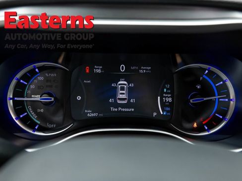 Used 2023 Chrysler Pacifica Touring-L FWD image 18