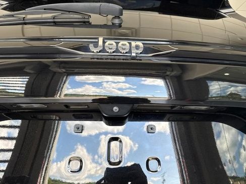 Used 2022 Jeep Grand Cherokee Limited AWD/4WD image 21