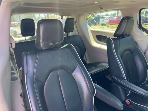 Used 2023 Chrysler Pacifica Limited image 10