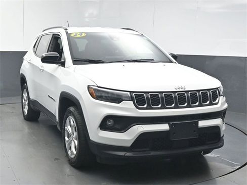 Used 2024 Jeep Compass Latitude image 2
