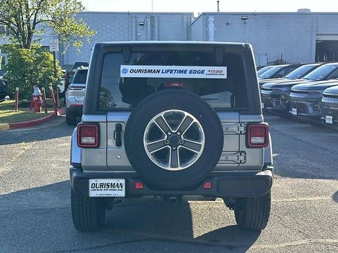 Used 2018 Jeep Wrangler Unlimited Sahara AWD/4WD image 4