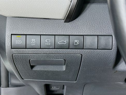 Used 2018 Toyota Camry XLE image 17