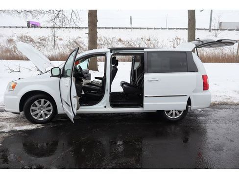 Used 2014 Chrysler Town & Country Touring image 17