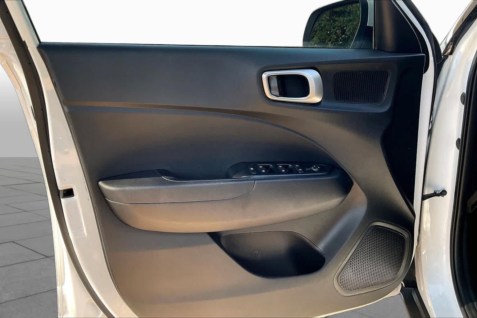 Used 2021 Hyundai Venue SE FWD image 22