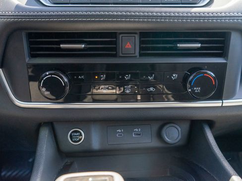 Used 2023 Nissan Rogue S AWD/4WD image 19